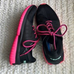 K-Swiss size 8.5 athletic tennis shoes with Tubes soles & memory foam insoles